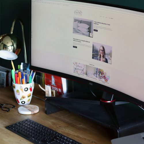 pc monitor with a blog displayed, sat on a desk
